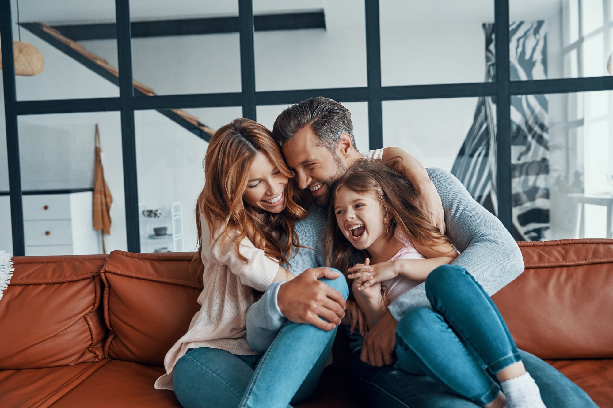 familia-joven-feliz-uniendo-juntos-en-casa